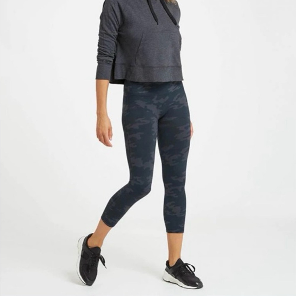 Spanx Camo Leggings Medium - Sculpting Activewear Athleisure Fall Essential